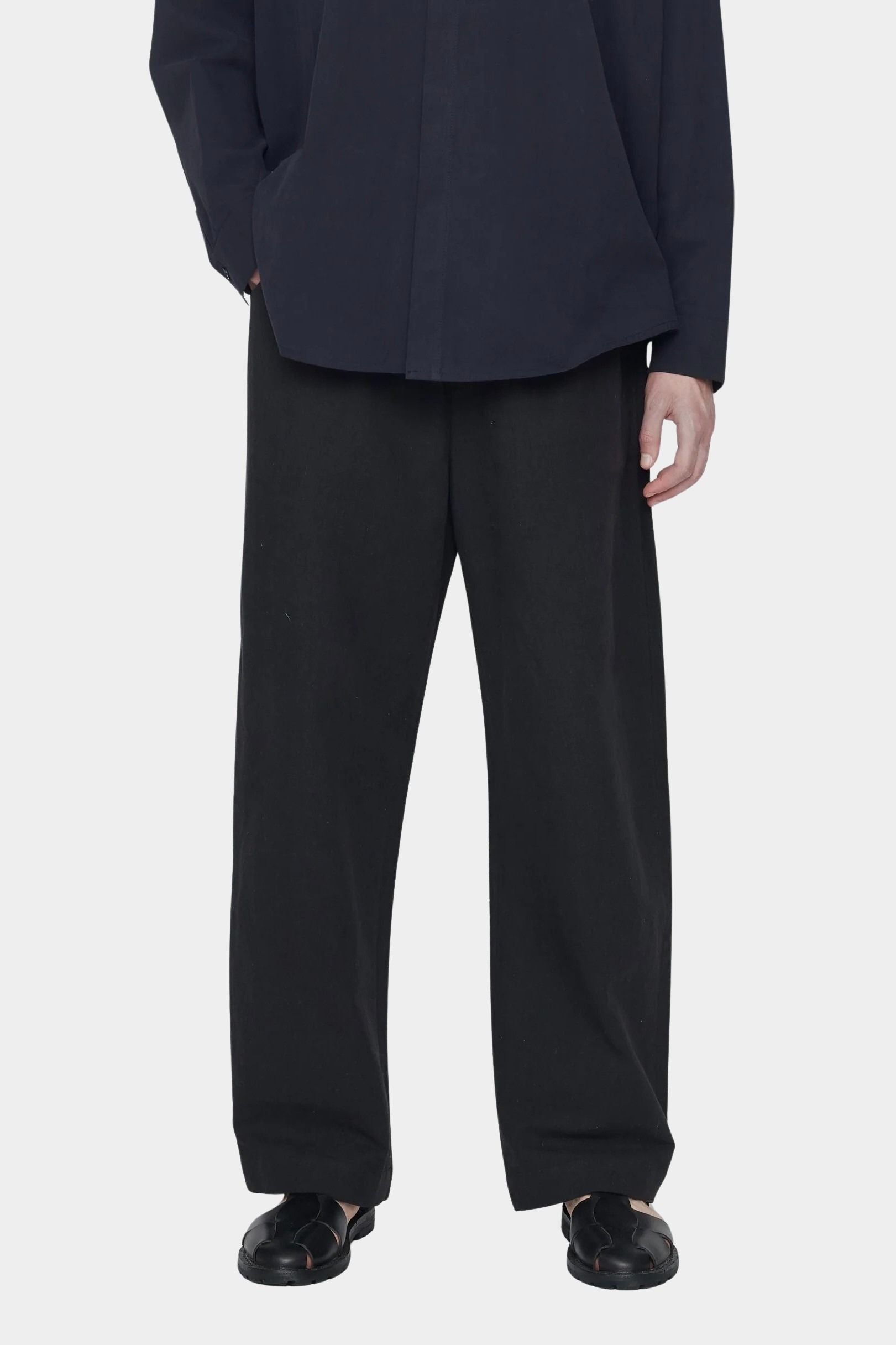 7115 by Szeki Signature Curve Legged Trouser Canvas Edition black cotton trousers detail