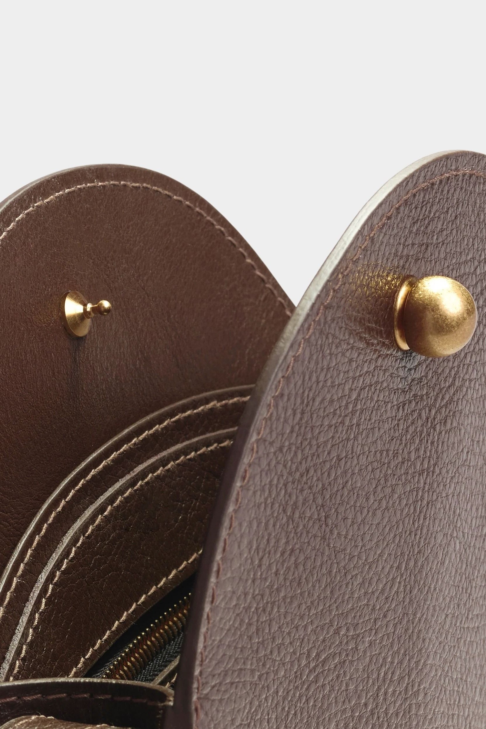 Close view of the LINDQUIST Eggi bag’s interior zippered pocket and spherical brass hardware