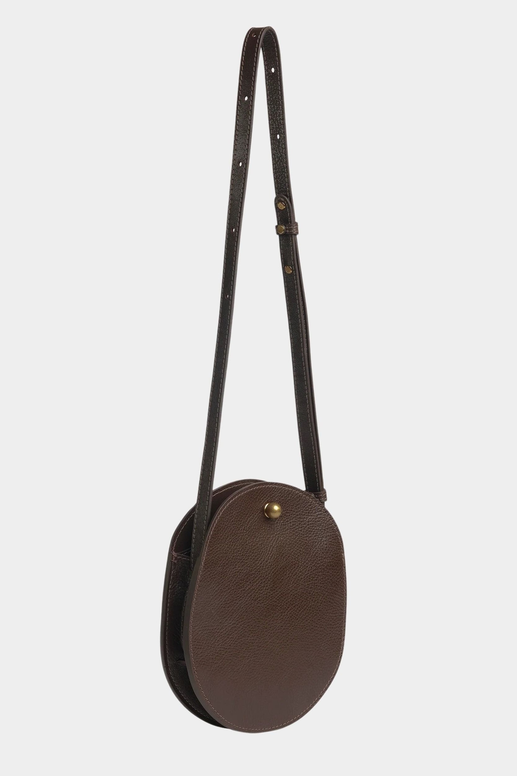 LINDQUIST Eggi crossbody bag in Chaga with its long leather strap extended above the oval body