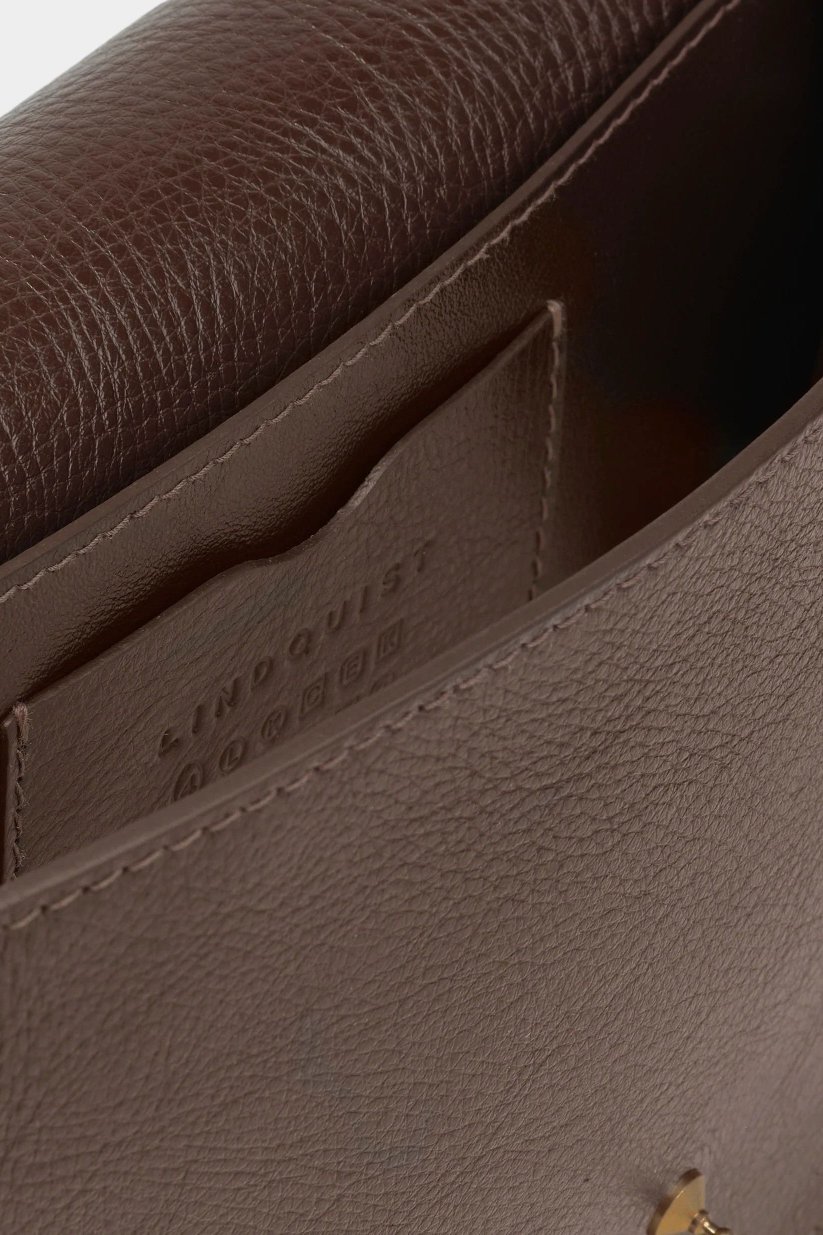 Interior view of the LINDQUIST Mezzo bag in Chaga showing its leather divider and built-in card pocket