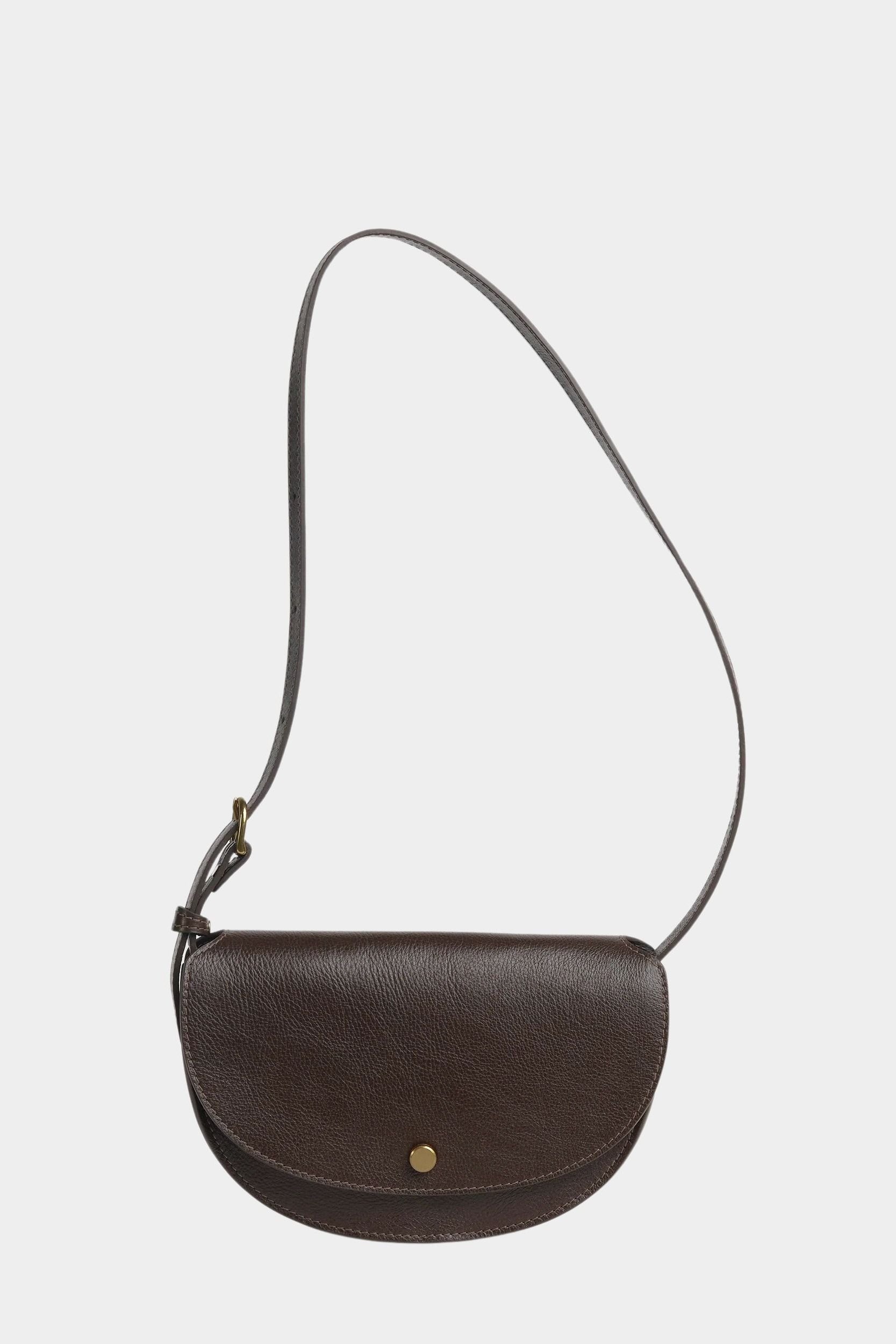 Front view of the LINDQUIST Mezzo bag in Chaga with a curved flap, brass closure, and leather shoulder strap