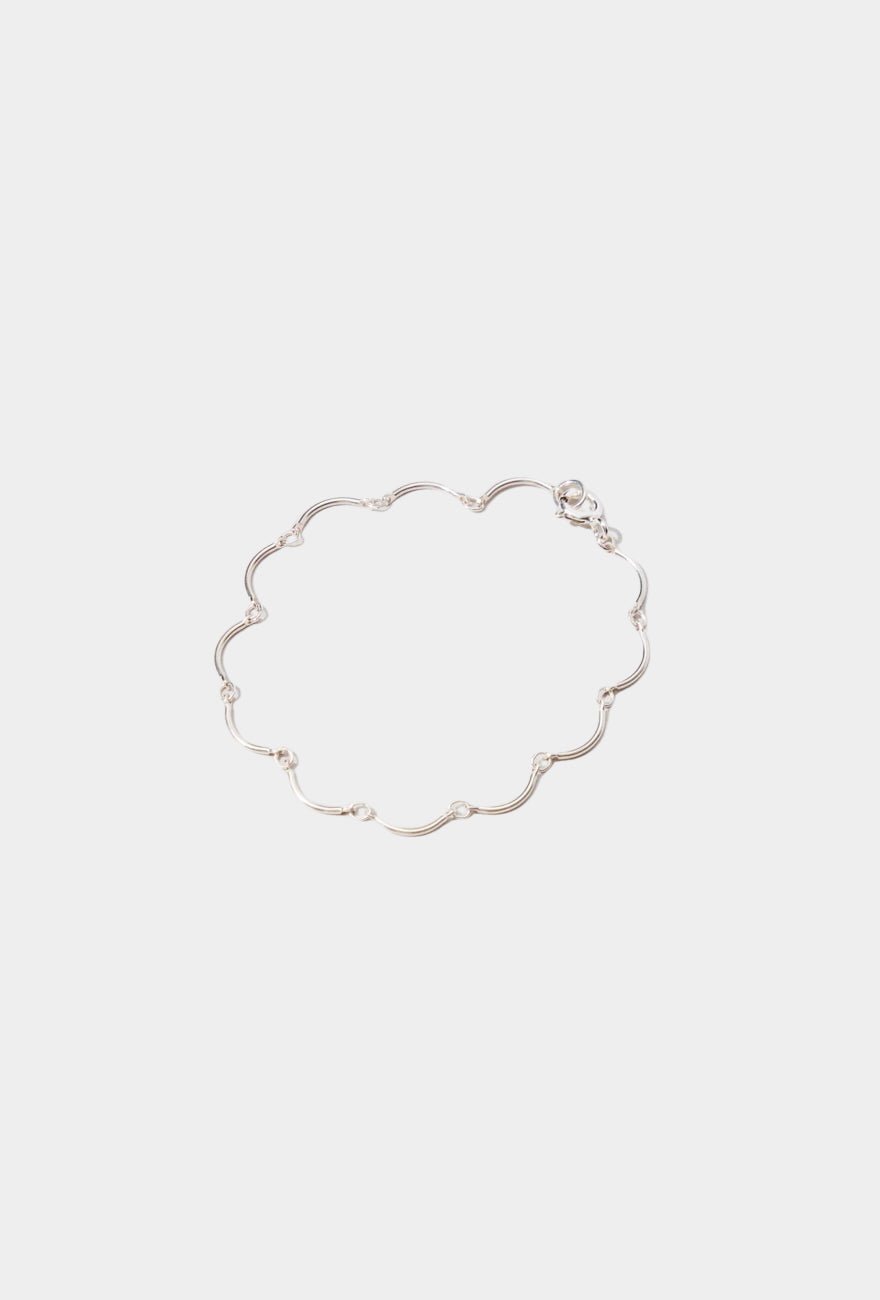 Maslo Jewelry scallop chain bracelet in sterling silver with curved links